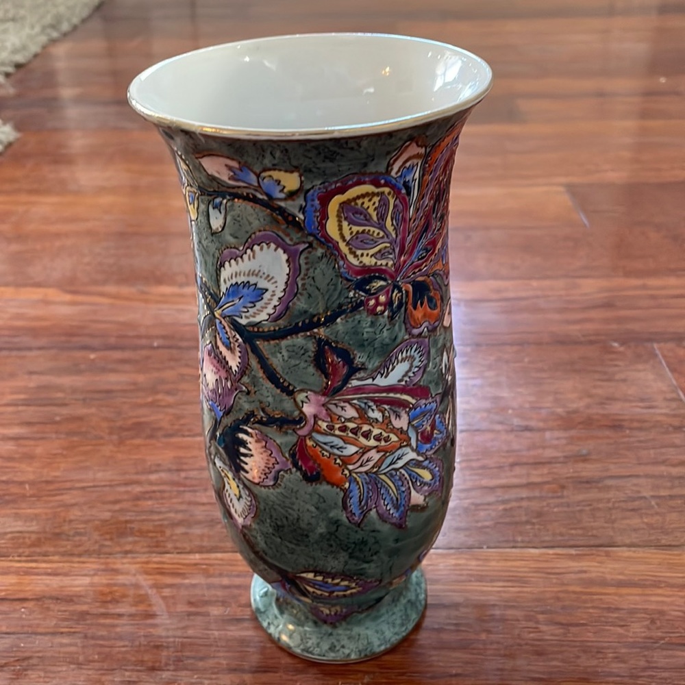 Chinese floral 8 inch Vase